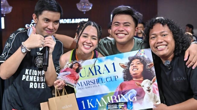Marshel Widianto menggelar komeptisi Marshel Cup Padel Series Volume 2 yang diikuti sejumlah artis terkenal seperti Wulan Guritno, Davina Karamoy, Denny Cagur, Ade Govinda, dan lainnya. Menariknya, dalam acara ini, Marshel menyiapkan hadiah berupa tiga ekor kambing. [Instagram]