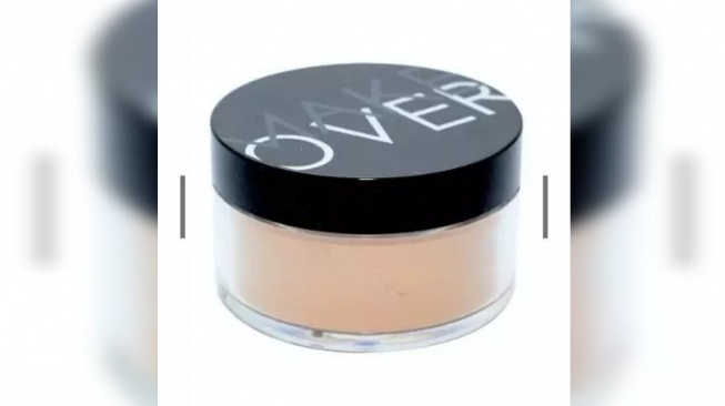 Bedak untuk kulit sawo matang, Make Over Silky Transculen Powder 03 Champagne (zalora.co.id)