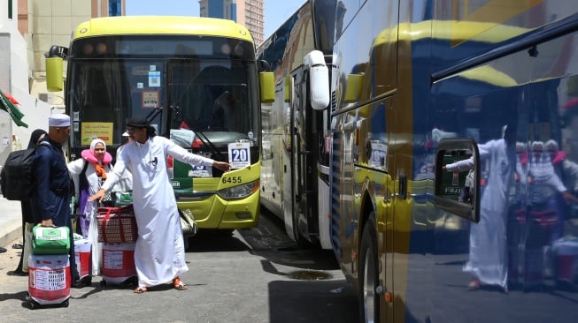 Petugas membantu mengarahkan jamaah haji Indonesia menuju bus saat pemulangan di Hotel Moro Alalameyah, Makkah, Arab Saudi, Selasa (10/6/2025). [ANTARA FOTO/Andika Wahyu/foc]