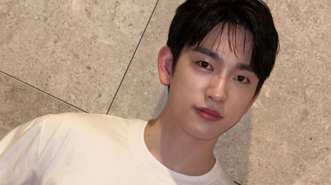 4 Inspirasi OOTD Chic Jinyoung GOT7 yang Simpel Banget Buat Kamu Tiru!