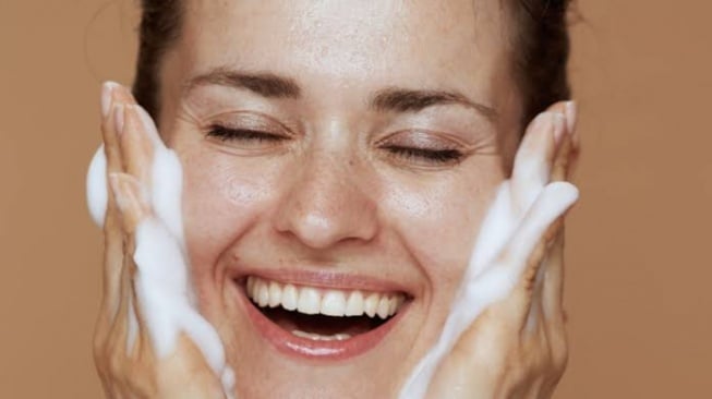 7 Rekomendasi Facial Wash Mengandung Salicylic Acid: Atasi Jerawat, Cegah Penuaan Dini!