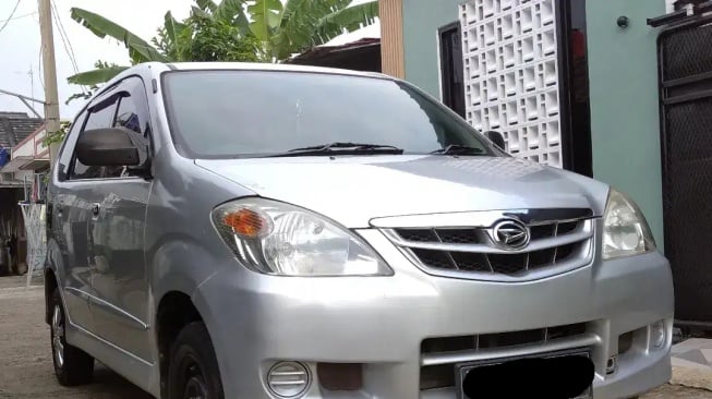 Daihatsu Xenia (2010). (OLX)