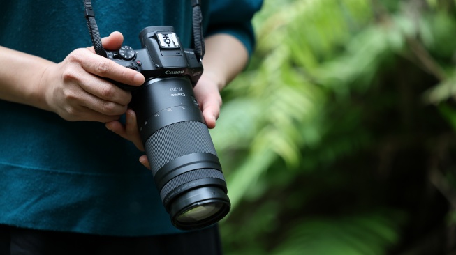 Lensa Canon RF75-300mm f/4-5.6. [Datascrip]
