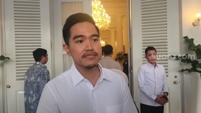 Ketum PSI Kaesang Pangarep saat menyambangi Gubernur DKI Jakarta, Pramono Anung di Balai Kota DKI Jakarta pada Kamis (12/6/2025). (Suara.com/Fakhri)