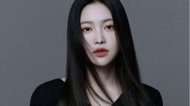 4 Pilihan OOTD Feminin ala Yeri Red Velvet yang Cocok Buat Hangout