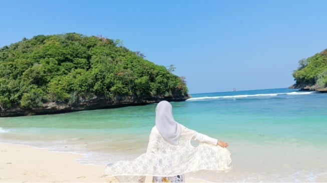 Pantai Teluk Asmara: Miniatur Raja Ampat yang Sama-Sama Tersakiti