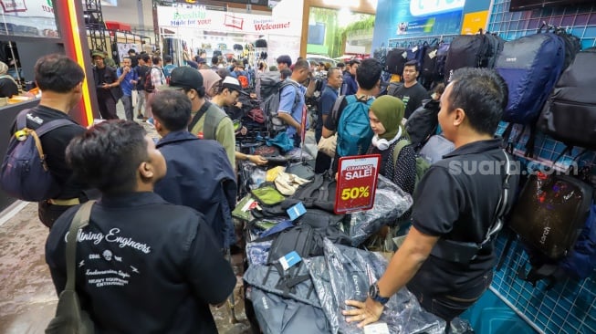 Sejumlah pengunjung memilih produk-produk dalam pameran Indonesia Outdoor Festival (Indofest) 2025 di JCC Senayan, Jakarta, Kamis (12/6/2025). [Suara.com/Alfian Winanto]