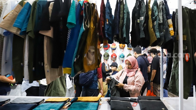 Sejumlah pengunjung memilih produk-produk dalam pameran Indonesia Outdoor Festival (Indofest) 2025 di JCC Senayan, Jakarta, Kamis (12/6/2025). [Suara.com/Alfian Winanto]