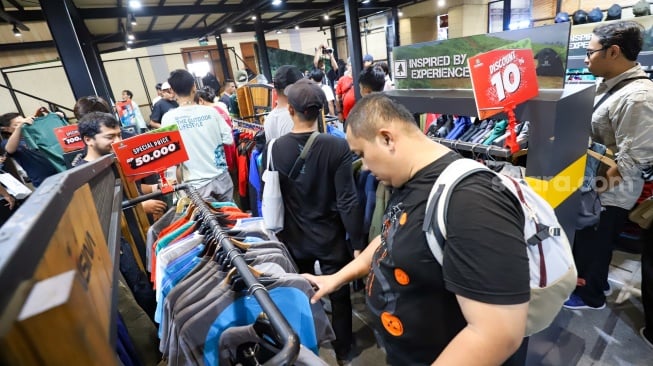 Sejumlah pengunjung memilih produk-produk dalam pameran Indonesia Outdoor Festival (Indofest) 2025 di JCC Senayan, Jakarta, Kamis (12/6/2025). [Suara.com/Alfian Winanto]