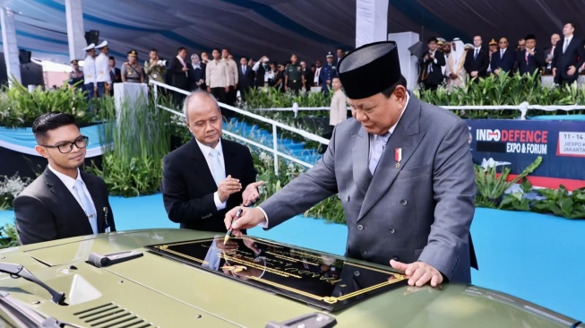 Presiden RI Prabowo Subianto meresmikan peluncuran kendaraan taktis listrik terbaru buatan PT Pindad yang dinamai MV3 EV Pandu. Mobil lini menggunakan basis dari platform MV3 yang sebelumnya telah dimodifikasi dalam berbagai varian, seperti Garuda Limousine untuk kendaraan resmi kepresidenan serta beberapa versi Maung MV3 seperti varian Tangguh, Jelajah, dan Komando. (Foto: Pindad)