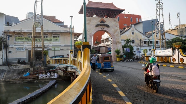 Warga berkunjung di kawasan Pasar Baru, Jakarta, Kamis (12/6/2025). [Suara.com/Alfian Winanto]