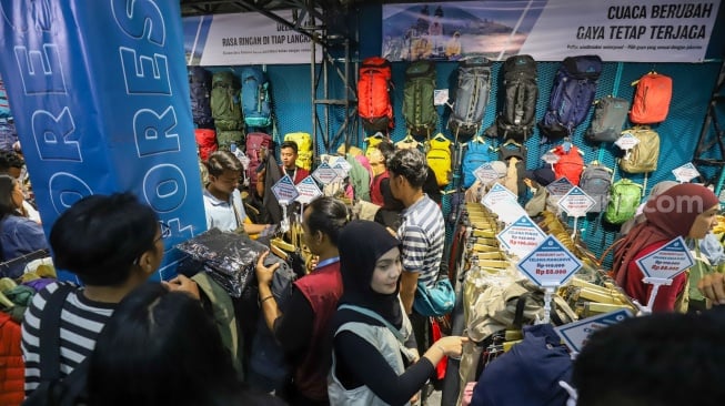 Sejumlah pengunjung memilih produk-produk dalam pameran Indonesia Outdoor Festival (Indofest) 2025 di JCC Senayan, Jakarta, Kamis (12/6/2025). [Suara.com/Alfian Winanto]