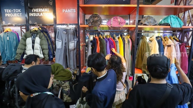 Sejumlah pengunjung memilih produk-produk dalam pameran Indonesia Outdoor Festival (Indofest) 2025 di JCC Senayan, Jakarta, Kamis (12/6/2025). [Suara.com/Alfian Winanto]