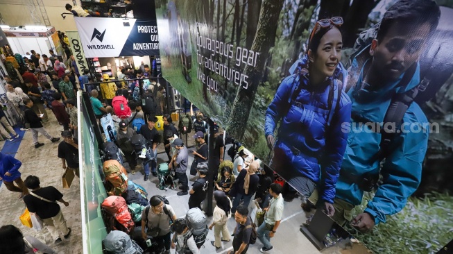 Sejumlah pengunjung memilih produk-produk dalam pameran Indonesia Outdoor Festival (Indofest) 2025 di JCC Senayan, Jakarta, Kamis (12/6/2025). [Suara.com/Alfian Winanto]