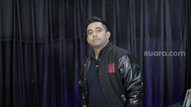 Abhilash Chandra co director, film Blood Brothers: Bara Naga saat datang ke kantor Suara.com di Kuningan Jakarta Selatan pada Kamis, 12 Juni 2025 [Suara.com/Ramadhani Adi Nugroho]