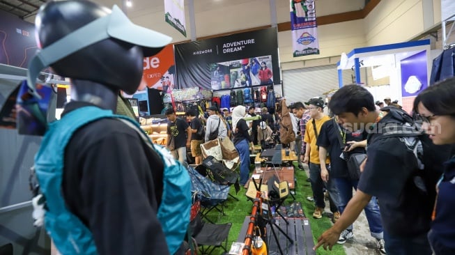 Sejumlah pengunjung memilih produk-produk dalam pameran Indonesia Outdoor Festival (Indofest) 2025 di JCC Senayan, Jakarta, Kamis (12/6/2025). [Suara.com/Alfian Winanto]