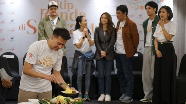 Film Titip Bunda di Surga-Mu resmi memulai syuting hari ini, Kamis (12/6/2025). Film garapan sutradara Hanny R Saputra ini dibintangi sejumlah aktor terkenal seperti Acha Septriasa, Kevin Julio, Meriam Bellina, Ikang Fawzi dan lainnya. [dokumentasi RRK Pictures]