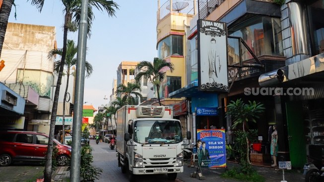 Warga berkunjung di kawasan Pasar Baru, Jakarta, Kamis (12/6/2025). [Suara.com/Alfian Winanto]