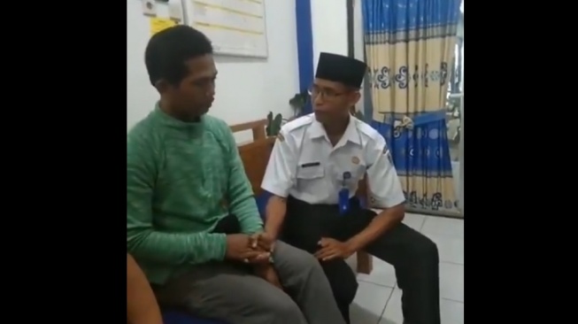 Dumadi, guru di Demak meminta maaf kepada orang tua siswa korban kekerasan yang dilakukannya. (bidik layar video)