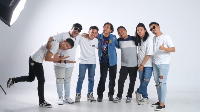 Proses penggarapan lagu baru Alexy Band. Grup musik ini diketahui melepas dua lagu sekaligus yakni Hanya Untukmu dan Backstreet pada tahun 2024. [Istimewa]