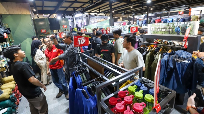 Sejumlah pengunjung memilih produk-produk dalam pameran Indonesia Outdoor Festival (Indofest) 2025 di JCC Senayan, Jakarta, Kamis (12/6/2025). [Suara.com/Alfian Winanto]