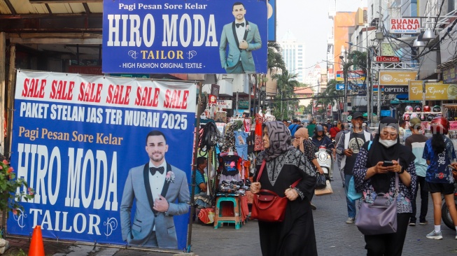 Warga berkunjung di kawasan Pasar Baru, Jakarta, Kamis (12/6/2025). [Suara.com/Alfian Winanto]