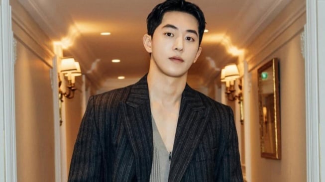 Boyfriend Vibes! 4 OOTD Chic Minimalis ala Nam Joo Hyuk yang Wajib Dicoba