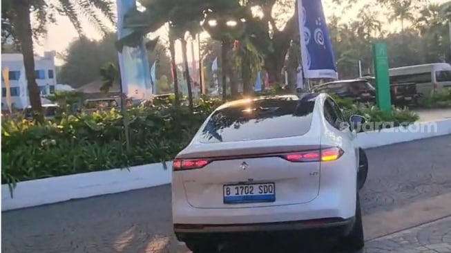 Ketum PSI Kaesang Pangarep menumpang mobil listrik Hyptec HT saat mengunjungi Gubernur Jakarta Pramono Anung di Balai Kota, Kamis sore (12/6/2025). [Suara.com/Fakhri Fuadi]