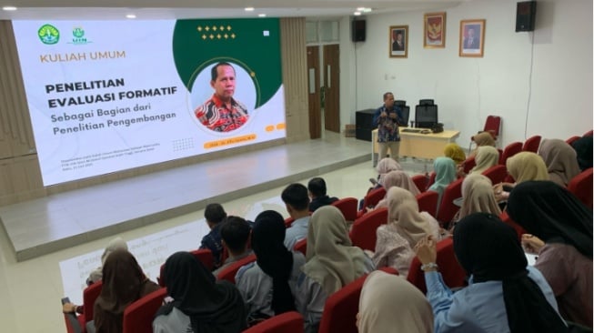 Bahas Evaluasi Formatif, Dr. Elfis Isi Kuliah Umum di UIN Bukittinggi