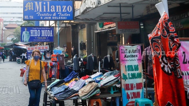Warga berkunjung di kawasan Pasar Baru, Jakarta, Kamis (12/6/2025). [Suara.com/Alfian Winanto]