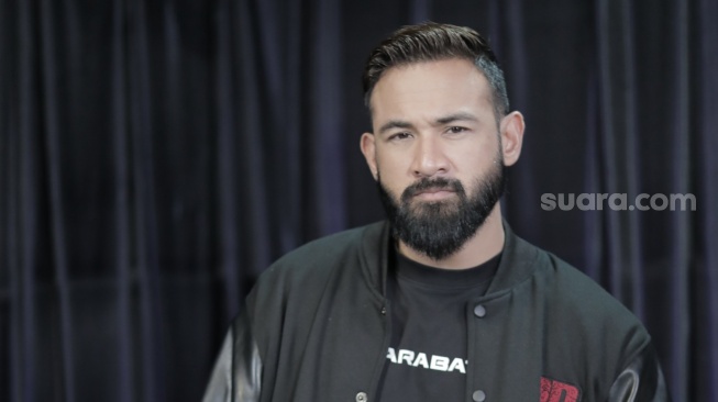 Sharnaaz Ahmad, salah satu pemain film Blood Brothers: Bara Naga saat datang ke kantor Suara.com di Kuningan Jakarta Selatan pada Kamis, 12 Juni 2025 [Suara.com/Ramadhani Adi Nugroho]