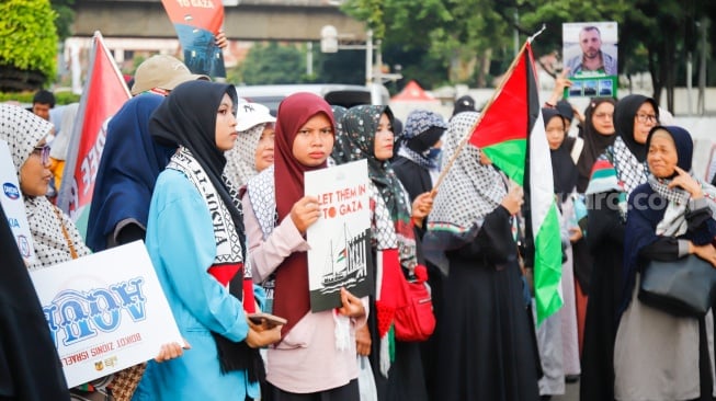 Sejumlah massa melakukan aksi solidaritas untuk Palestina di depan Kedutaan Besar Amerika untuk Indonesia, Jakarta, Jumat (13/6/2025). [Suara.com/Alfian Winanto]