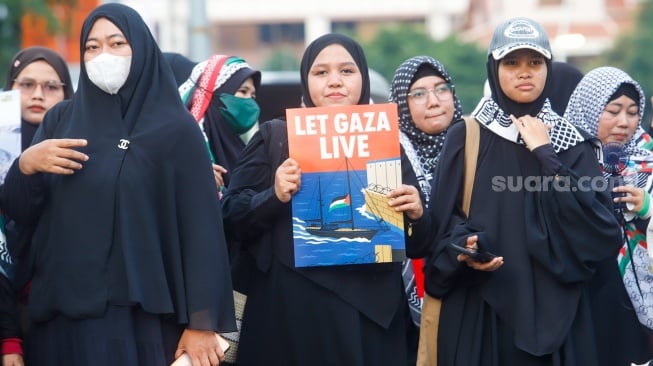 Sejumlah massa melakukan aksi solidaritas untuk Palestina di depan Kedutaan Besar Amerika untuk Indonesia, Jakarta, Jumat (13/6/2025). [Suara.com/Alfian Winanto]