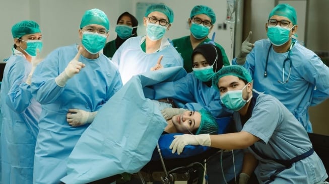 Thariq Halilintar mendampingi sang istri, Aaliyah Massaid melahirkan [Instagram/@thariqhalilintar]
