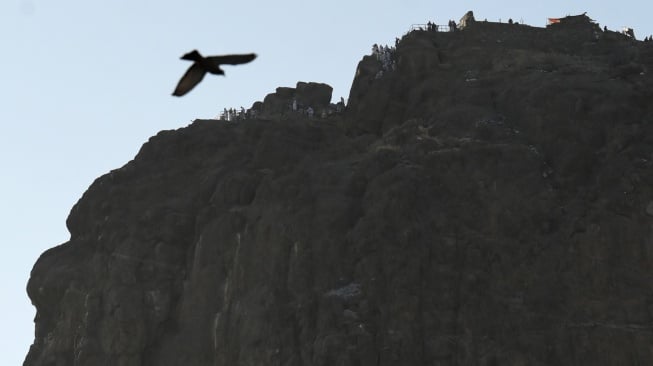Peziarah mengunjungi Gua Hira di Jabal Nur di Makkah, Arab Saudi, Rabu (11/6/2025). [ANTARA FOTO/Andika Wahyu/bar]
