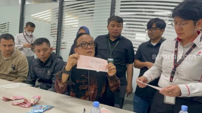 Wakil Menteri Ketenagakerjaan Immanuel Ebenezer mengeluarkan kocek pribadi untuk menebus ijazah dua sekuriti mantan karyawan PT Virtus Facility Services. Perusahaan meminta tebusan agar dokumen pribadi tersebut bisa dikembalikan. (Suara.com/Novian)