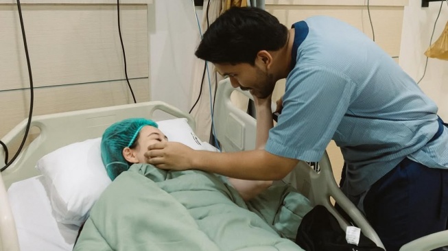 Thariq Halilintar mendampingi sang istri, Aaliyah Massaid melahirkan [Instagram/@thariqhalilintar]