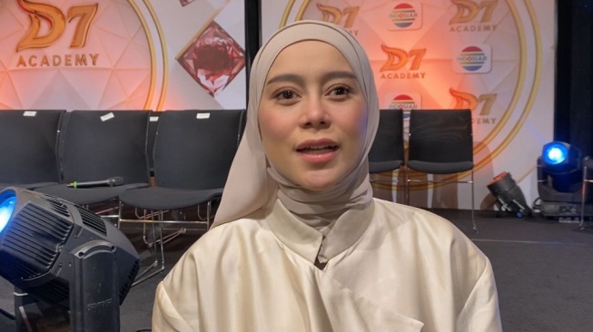Lesti Kejora akan menjadi juri di ajang Dangdut Academy 2025. Lesti akan bersanding dengan para pedangdut senior lain seperti Elvy Sukaesih, Rita Sugiarto, Dewi Perssik hingga Soimah. [Tiara Rosana/Suara.com]