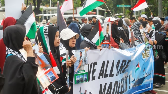 Sejumlah massa melakukan aksi solidaritas untuk Palestina di depan Kedutaan Besar Amerika untuk Indonesia, Jakarta, Jumat (13/6/2025). [Suara.com/Alfian Winanto]