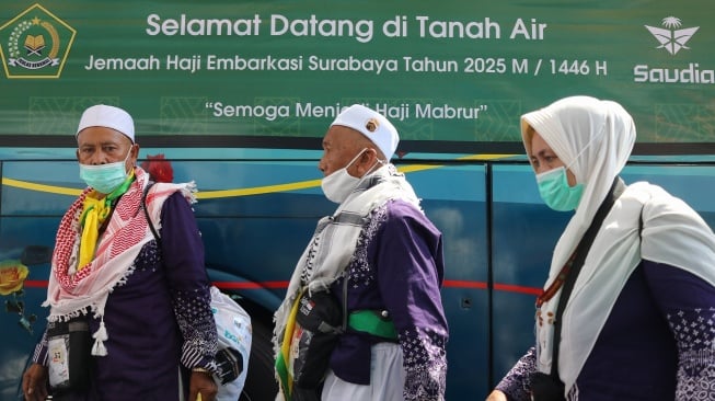 Jamaah haji berjalan menuju gedung Muzdalifah setibanya di Asrama Haji Sukolilo Surabaya, Surabaya, Jawa Timur, Kamis (12/6/2025). [ANTARA FOTO/Didik Suhartono/bar]