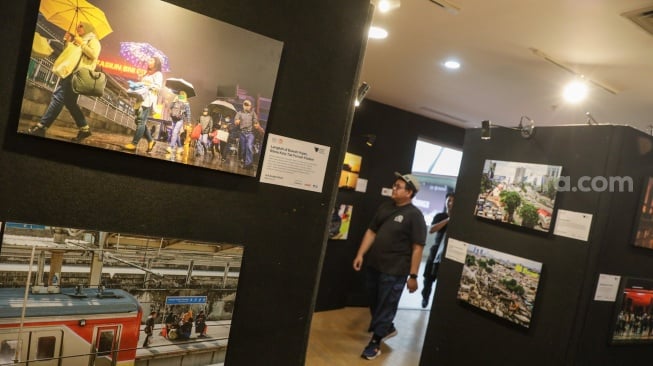 Warga mengunjungi pameran Jakarta Future Festival 2025: Collaborate to Elevate! di Taman Ismail Marzuki, Jakarta, Jumat (13/6/2025). [Suara.com/Alfian Winanto]