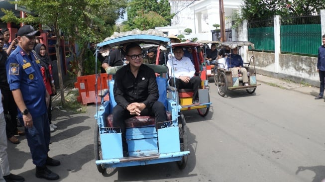 Uji Kenyamanan Transportasi Publik Makassar: Bima Arya Naik Pete-Pete & Becak