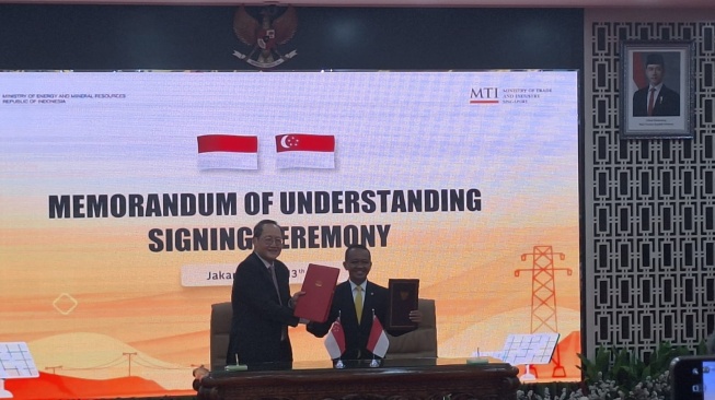 Menteri Energi dan Sumber Daya Mineral (ESDM) Bahlil Lahadalia dan Menteri Perdagangan dan Industri Singapura Tan See Leng menandatangani nota kesepahaman (MoU)/(Suara.com/Achmad Fauzi).