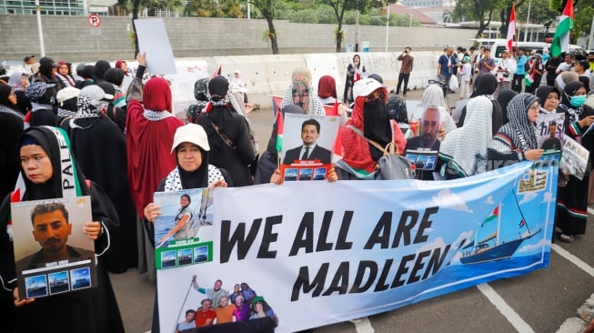 Sejumlah massa melakukan aksi solidaritas untuk Palestina di depan Kedutaan Besar Amerika untuk Indonesia, Jakarta, Jumat (13/6/2025). [Suara.com/Alfian Winanto]