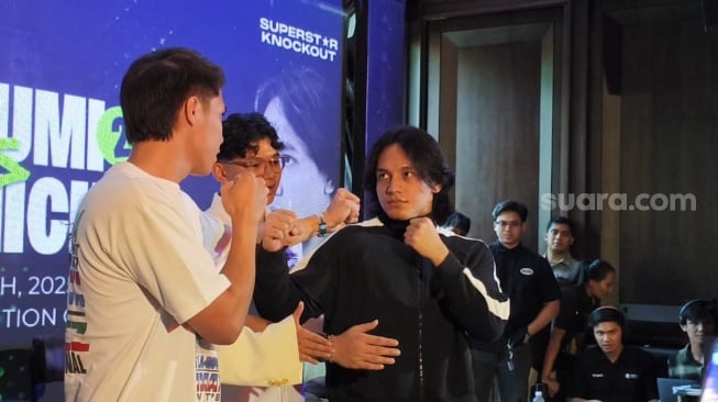 El Rumi dan Jefri Nichol dalam jumpa pers Superstar Knockout: King of the Ring di Blackjack Senayan Golf, Jakarta, Kamis, 12 Juni 2025. [Suara.com/Adiyoga Priyambodo]