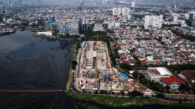 Foto udara proyek pembangunan Pengelolaan Air Limbah Domestik atau Jakarta Sewerage Development Project (JSDP) Zona 1 di kawasan Pluit, Jakarta, Kamis (12/6/2025). [ANTARA FOTO/Sulthony Hasanuddin/bar]