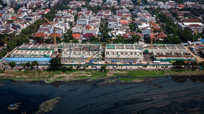 Foto udara proyek pembangunan Pengelolaan Air Limbah Domestik atau Jakarta Sewerage Development Project (JSDP) Zona 1 di kawasan Pluit, Jakarta, Kamis (12/6/2025). [ANTARA FOTO/Sulthony Hasanuddin/bar]