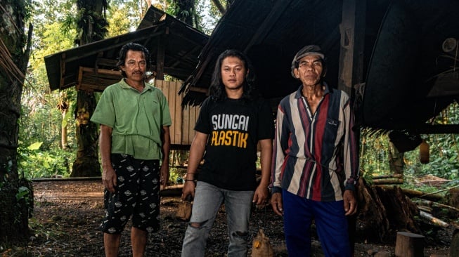 Sepak terjang Sahrul (tengah) remaja di Bulukumba, Sulwesi Selatan, yang memilih jalan berbeda, yakni menjadi pelestari tradisi penyadap nira.(Istimewa)