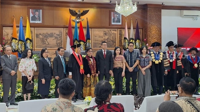 Direktur Persija Mohamad Prapanca saat menemi istrinya Nina Silva saat promosi doktor di Universitas Pancasila, Jakarta Selatan (Suara.com/Adie Prasetyo Nugraha).