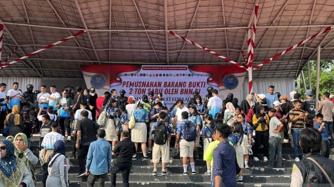 Sejumlah warga memadati Alun-Alun Engku Putri, Kota Batam, Kepri, menyaksikan pemusnahan sabu 2 ton oleh BNN, TNI AL, Bea Cukai dan Polri, Kamis (12/6/2025). ANTARA/Laily Rahmawaty